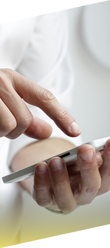 スマートフォンを使用している手